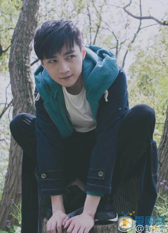 封佳奇唯美街拍 封佳奇高清写真_封佳奇高清剧照