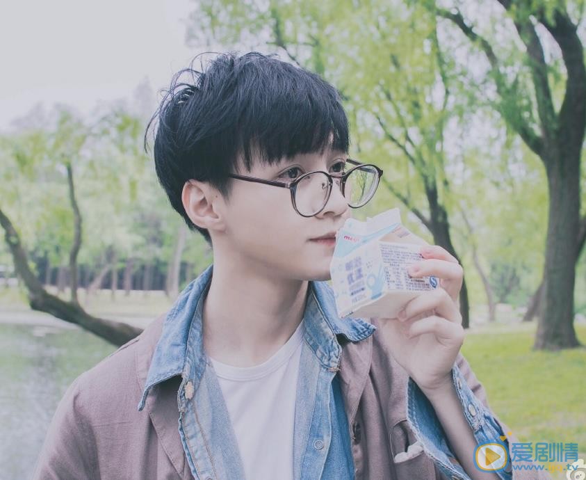 封佳奇唯美街拍 封佳奇高清写真_封佳奇高清剧照
