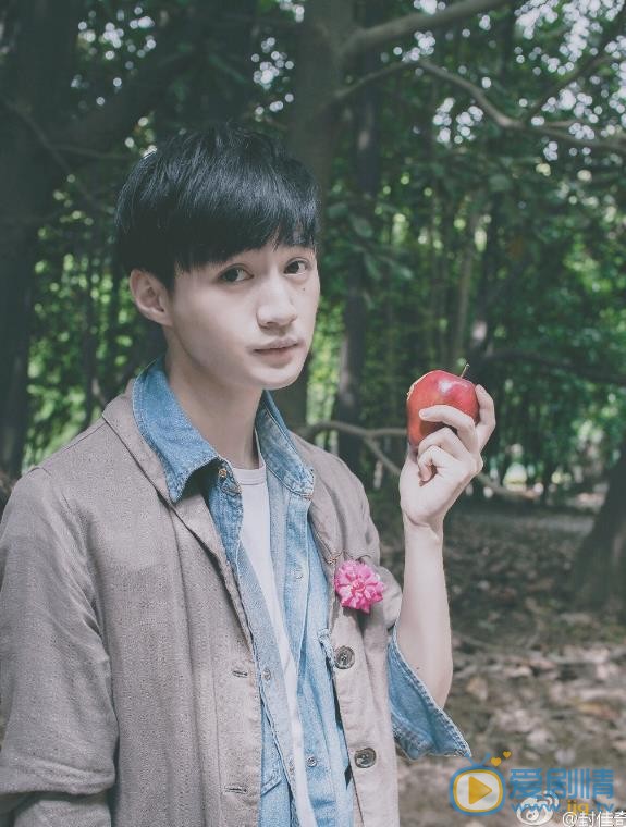 封佳奇唯美街拍 封佳奇高清写真_封佳奇高清剧照