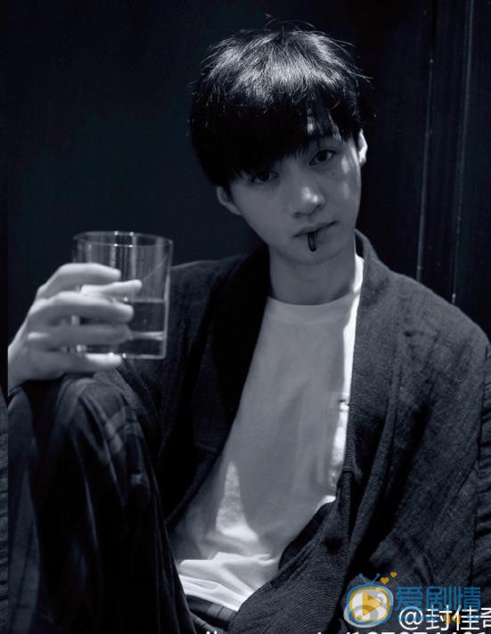 封佳奇黑色系写真 封佳奇高清写真_封佳奇高清剧照