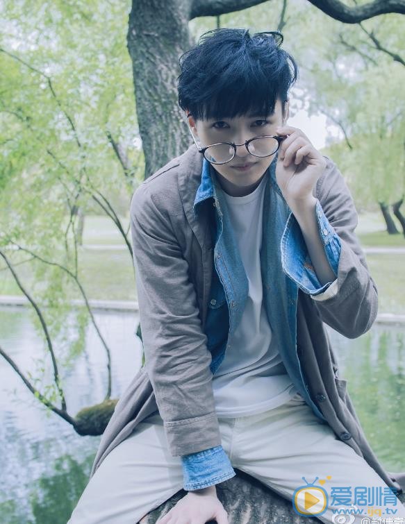 封佳奇唯美街拍 封佳奇高清写真_封佳奇高清剧照