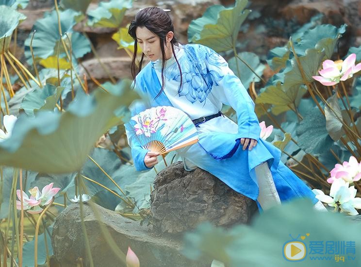 李孟羲蓝色写真 李孟羲高清写真_李孟羲高清剧照