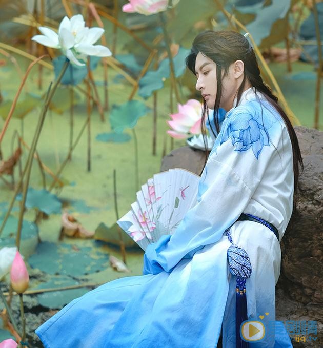 李孟羲蓝色写真 李孟羲高清写真_李孟羲高清剧照