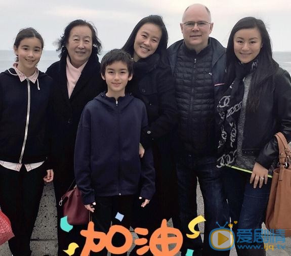邬君梅与人合照 邬君梅高清写真_邬君梅高清剧照
