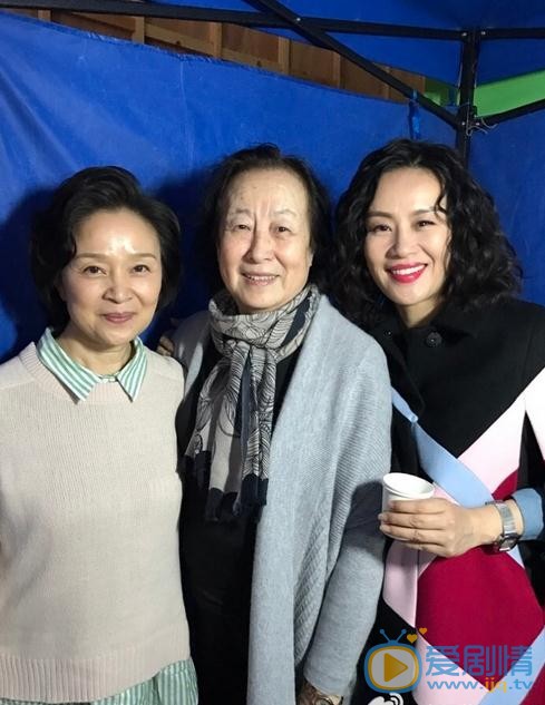 邬君梅与人合照 邬君梅高清写真_邬君梅高清剧照