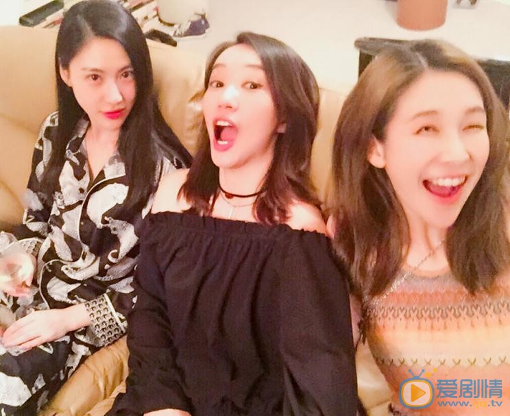 翟天卉与人合照 翟天卉高清写真_翟天卉高清剧照