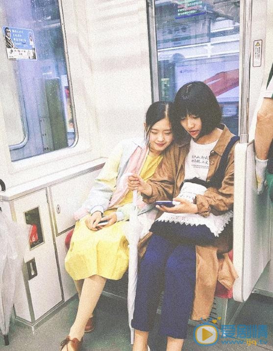 应亦涵与人合照 应亦涵高清写真_应亦涵高清剧照