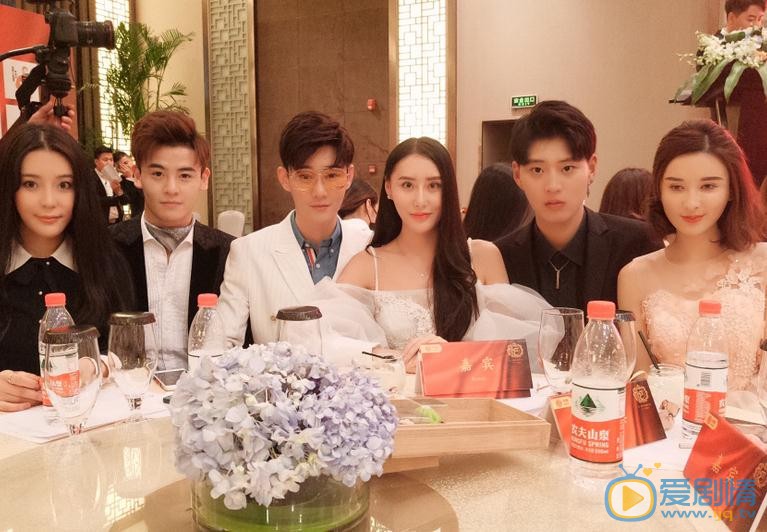 吴晴与人合照 吴晴高清写真_吴晴高清剧照
