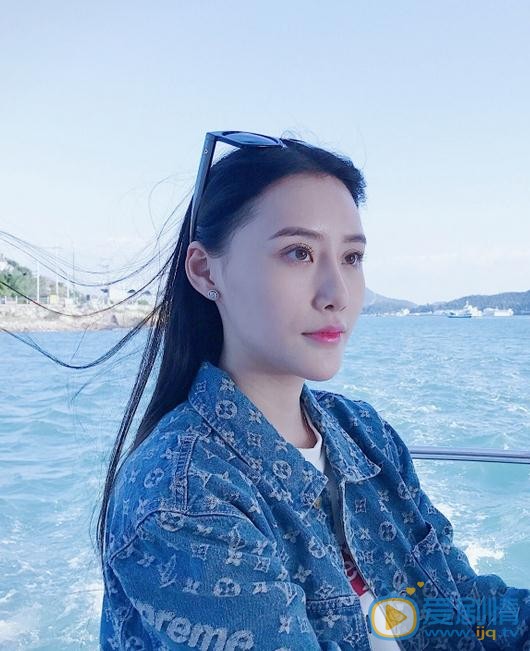 吴晴海边照 吴晴高清写真_吴晴高清剧照