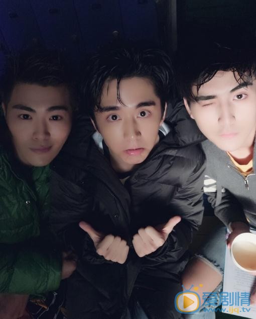 张新成与人合照 张新成高清写真_张新成高清剧照