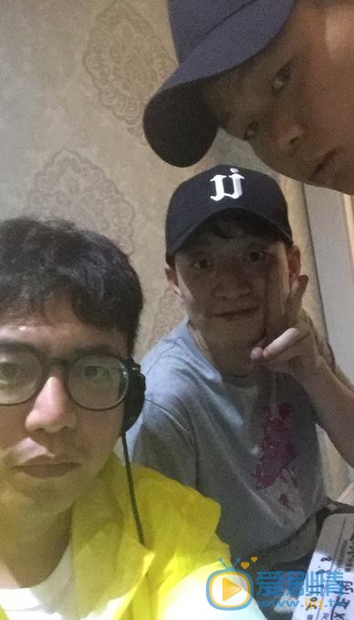 赵正阳与人合照 赵正阳高清写真_赵正阳高清剧照