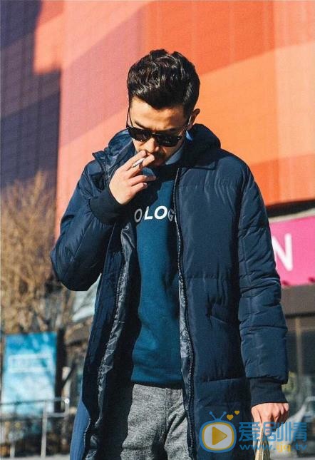 郑拓疆硬汉街拍 郑拓疆高清写真_郑拓疆高清剧照