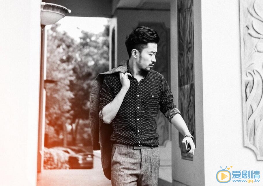 郑拓疆硬汉街拍 郑拓疆高清写真_郑拓疆高清剧照