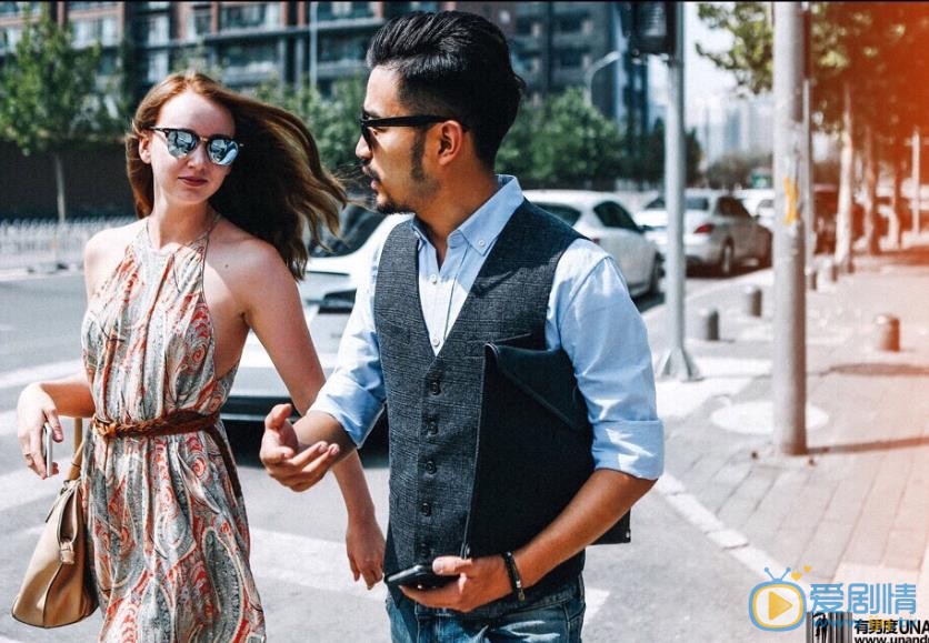 郑拓疆硬汉街拍 郑拓疆高清写真_郑拓疆高清剧照