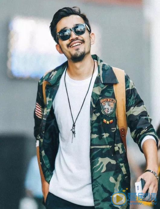 郑拓疆硬汉街拍 郑拓疆高清写真_郑拓疆高清剧照