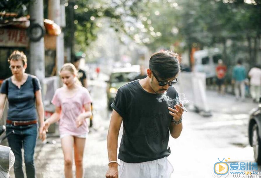 郑拓疆硬汉街拍 郑拓疆高清写真_郑拓疆高清剧照