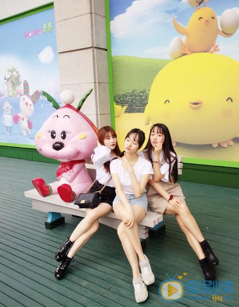 李彦漫与人合照 李彦漫高清写真_李彦漫高清剧照