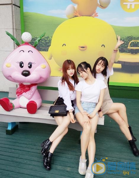 李彦漫与人合照 李彦漫高清写真_李彦漫高清剧照
