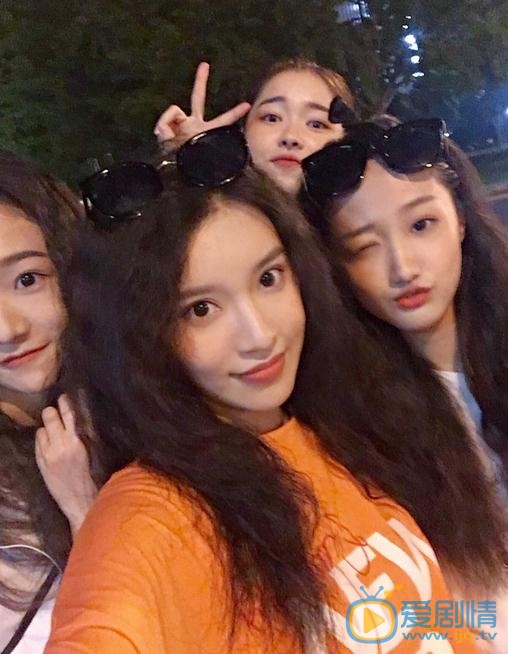 张琳艺与人合照 张琳艺高清写真_张琳艺高清剧照