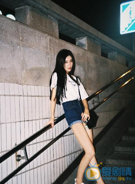 张琳艺夜色街拍 张琳艺高清写真_张琳艺高清剧照