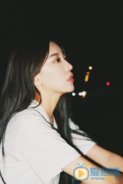 张琳艺夜色街拍 张琳艺高清写真_张琳艺高清剧照