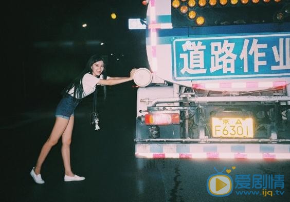 张琳艺夜色街拍 张琳艺高清写真_张琳艺高清剧照
