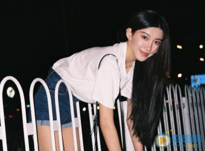 张琳艺夜色街拍 张琳艺高清写真_张琳艺高清剧照