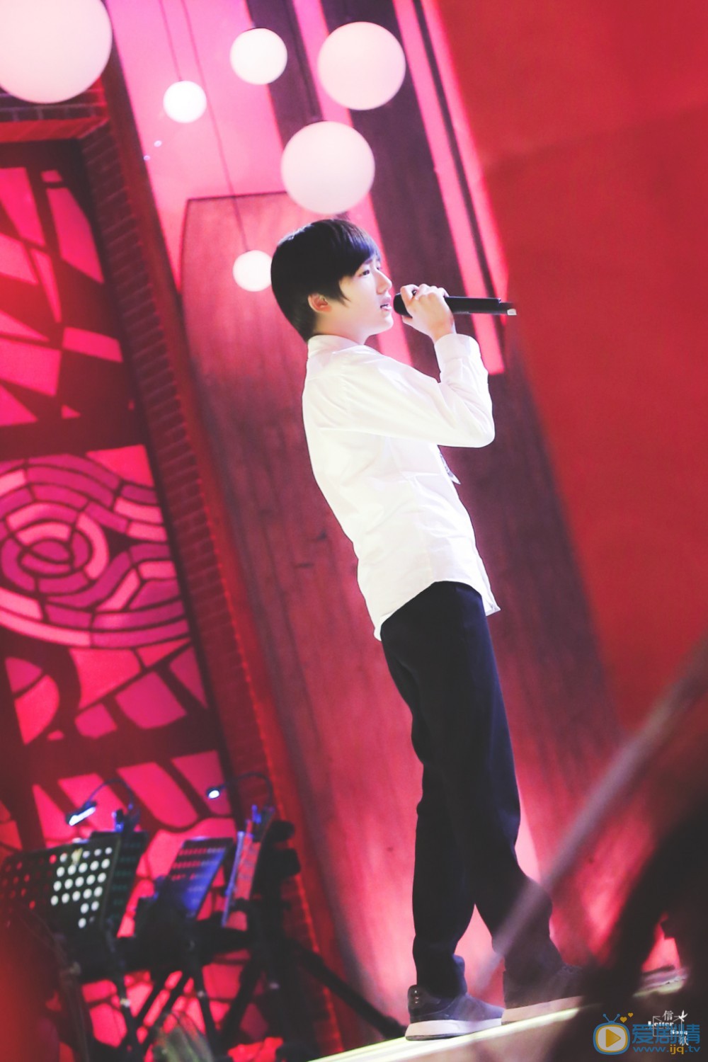 宋亚轩白衣少年写真 宋亚轩高清写真_宋亚轩高清剧照