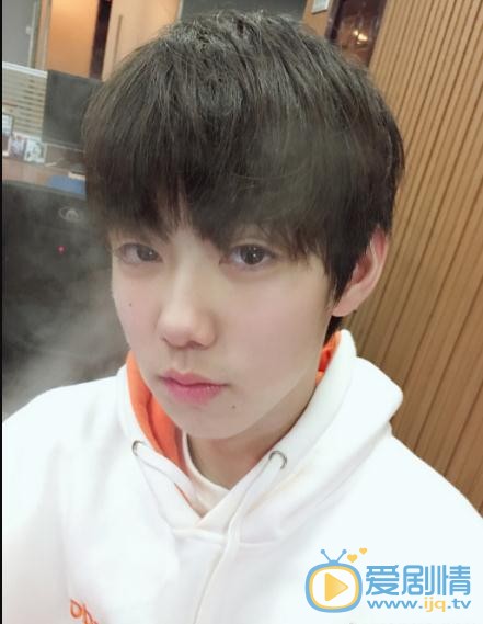 陈玺达白衣少年写真 陈玺达高清写真_陈玺达高清剧照