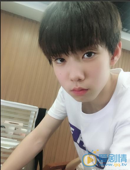 陈玺达白衣少年写真 陈玺达高清写真_陈玺达高清剧照