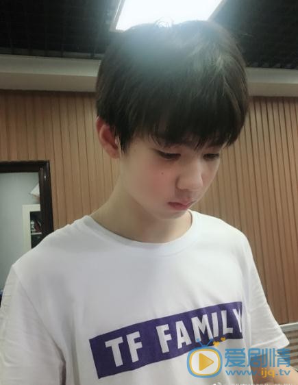 陈玺达白衣少年写真 陈玺达高清写真_陈玺达高清剧照