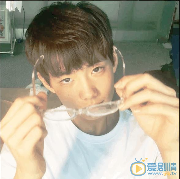 陈玺达白衣少年写真 陈玺达高清写真_陈玺达高清剧照