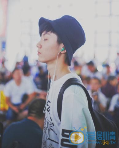 马嘉祺白衣少年写真 马嘉祺高清写真_马嘉祺高清剧照