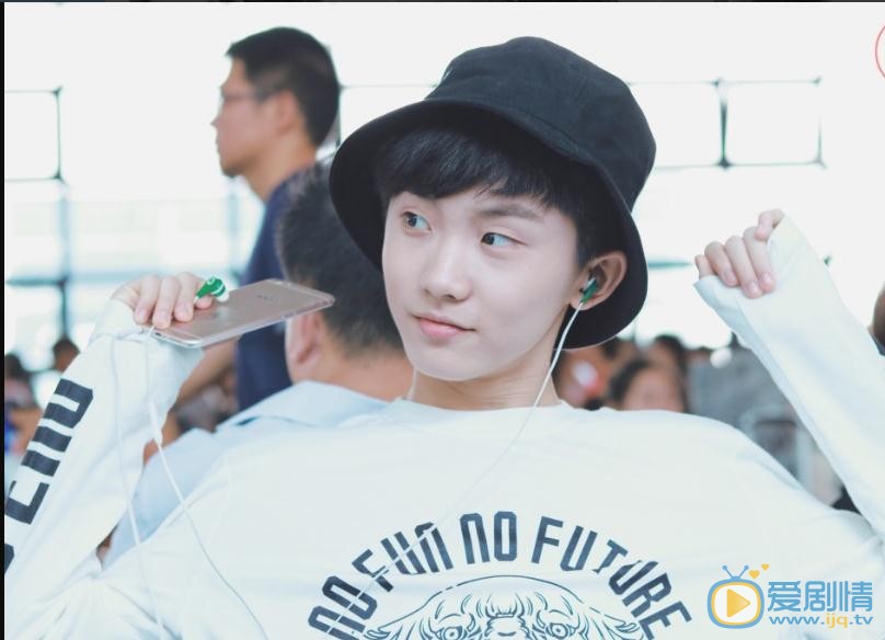 马嘉祺白衣少年写真 马嘉祺高清写真_马嘉祺高清剧照