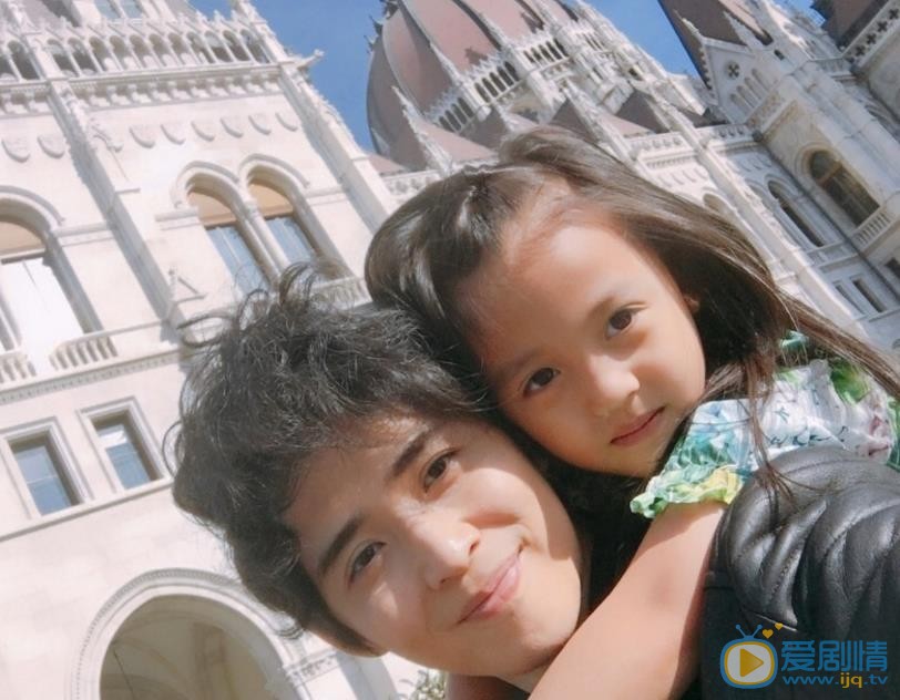 张榕容一家三口合照 张榕容高清写真_张榕容高清剧照