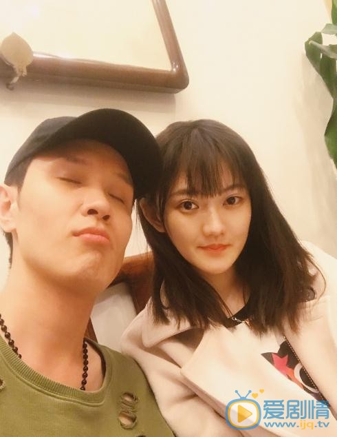 詹思羽与人合照 詹思羽高清写真_詹思羽高清剧照