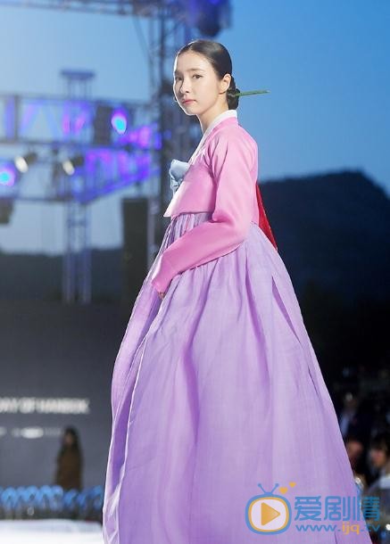 申世景韩服照 申世景高清写真_申世景高清剧照