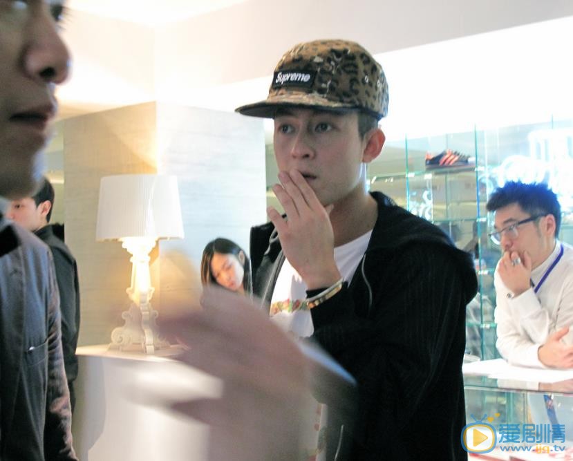 陈冠希路透街拍照 陈冠希高清写真_陈冠希高清剧照