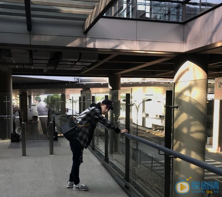 张皓宇随性街拍 张皓宇高清写真_张皓宇高清剧照