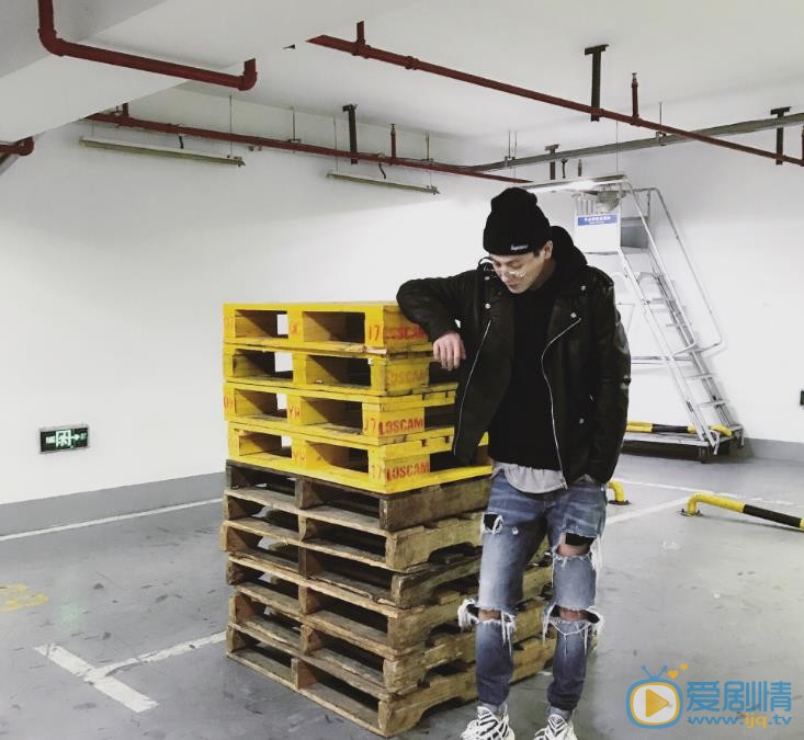 张皓宇随性街拍 张皓宇高清写真_张皓宇高清剧照