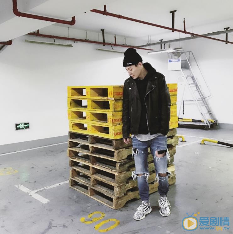 张皓宇随性街拍 张皓宇高清写真_张皓宇高清剧照