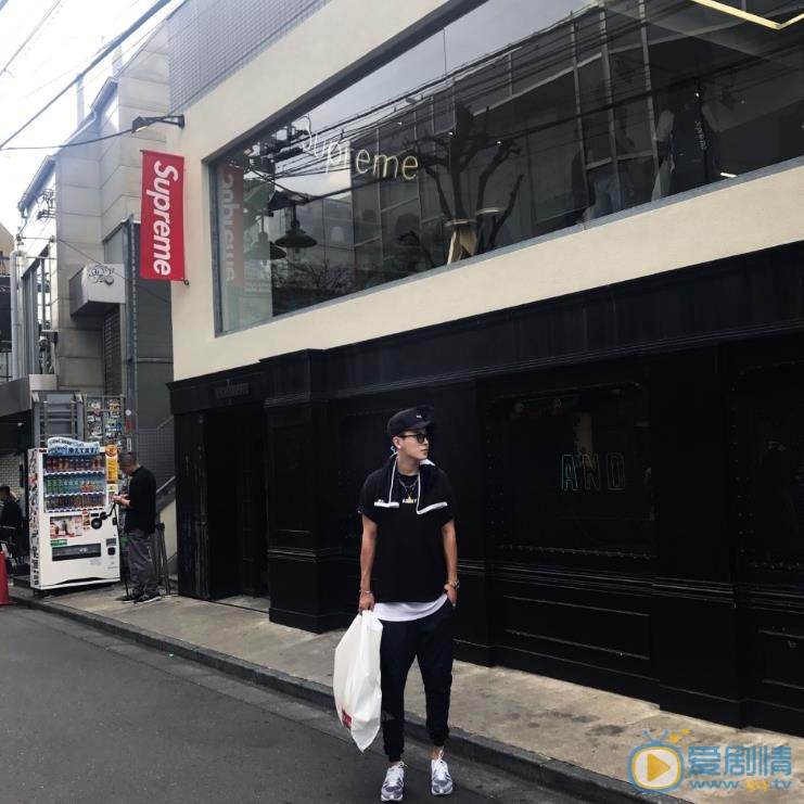 张皓宇随性街拍 张皓宇高清写真_张皓宇高清剧照