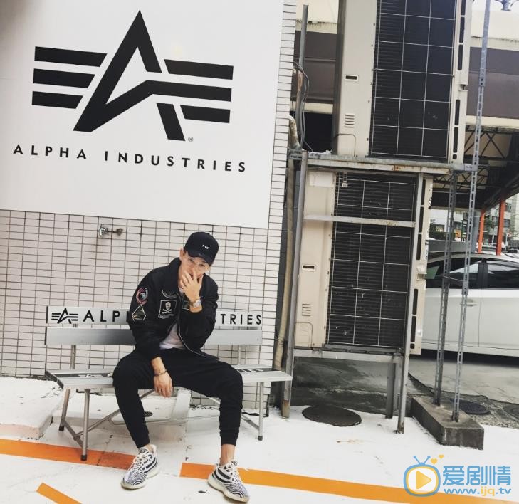 张皓宇随性街拍 张皓宇高清写真_张皓宇高清剧照