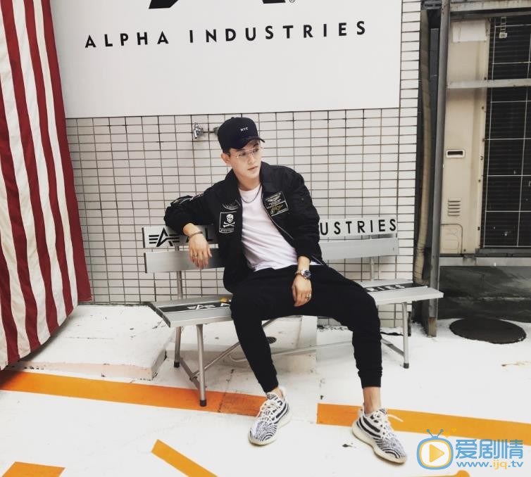 张皓宇随性街拍 张皓宇高清写真_张皓宇高清剧照