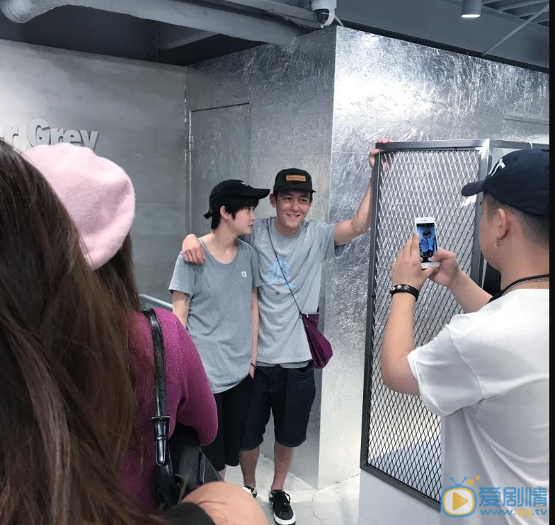 张皓宇随性街拍 张皓宇高清写真_张皓宇高清剧照