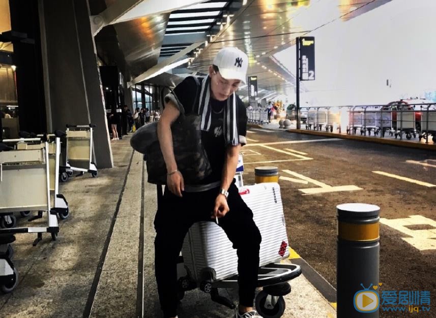张皓宇随性街拍 张皓宇高清写真_张皓宇高清剧照