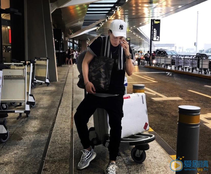 张皓宇随性街拍 张皓宇高清写真_张皓宇高清剧照