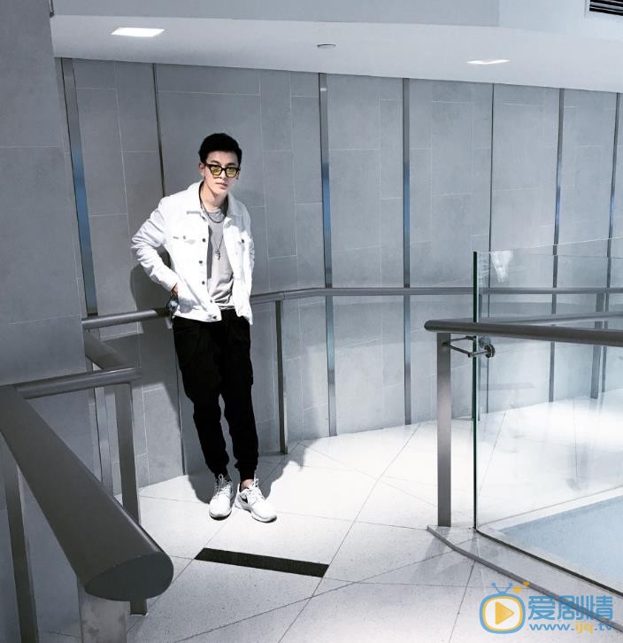 张皓宇随性街拍 张皓宇高清写真_张皓宇高清剧照