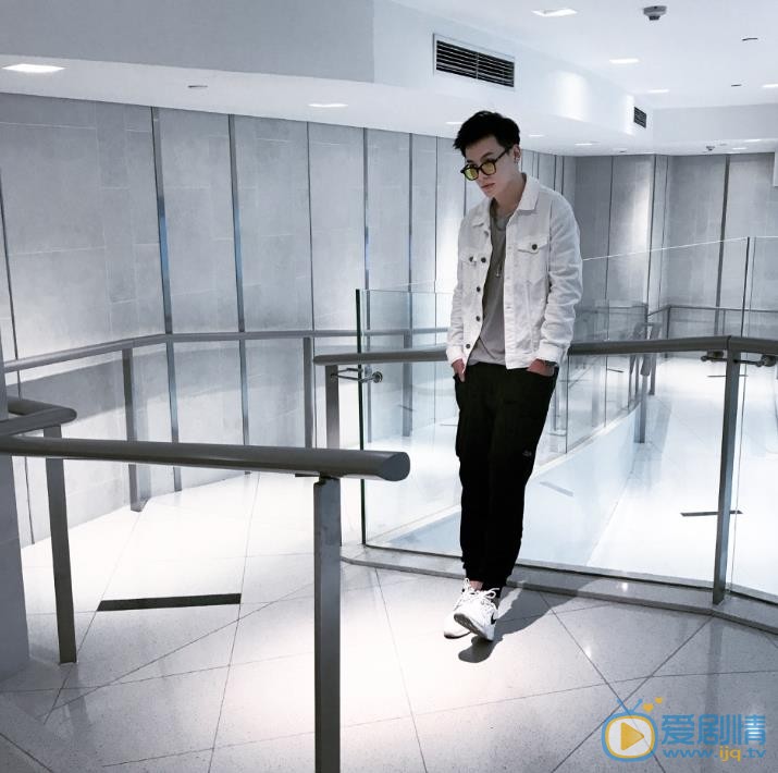 张皓宇随性街拍 张皓宇高清写真_张皓宇高清剧照