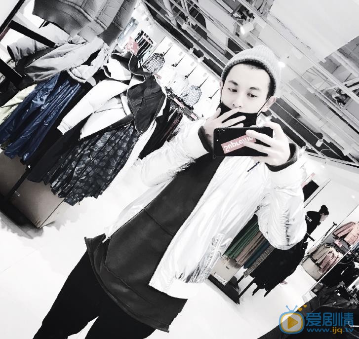 张皓宇随性街拍 张皓宇高清写真_张皓宇高清剧照